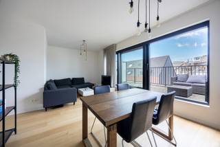 Droomt u ervan om in Zurenborg te wonen? Dan wordt die droom misschien wel werkelijkheid!<br />Dit appartement met één slaapkamer, twee ruime, zonovergoten terrassen en een autostaanplaats met laadpaal bevindt zich op de 4de verdieping van een recent gebouw!<br /><br />Indeling<br />U betreedt het appartement via de centraal gelegen inkomhal, die toegang biedt tot alle ruimtes. Vooraan vindt u de lichtrijke woonkamer met open keuken, uitgerust met Siemens-toestellen (inductiekookplaat, dampkap, koelkast, diepvriezer, combi-oven en vaatwasser). Aansluitend strekt zich over de volledige breedte van de woonkamer een terras van 14m² uit. <br />Centraal in het appartement situeert zich een berging (technische ruimte) en de badkamer met inloopdouche, toilet en een wastafelmeubel. Achteraan ligt de slaapkamer met aansluitend het tweede terras van 5m². <br />Op de kelderverdieping bevindt zich autostaanplaats nr. 4, uitgerust met een laadpaal en aan te kopen voor € 40.000. Daarnaast kunt u gebruikmaken van de gemeenschappelijke fietsenstalling.<br /><br />Ligging<br />Het appartement bevindt zich in Zurenborg, een van de meest gegeerde buurten van Antwerpen. U woont hier op een centrale locatie met een uitstekende bereikbaarheid en openbaar vervoer op een steenworp van uw deur. De Dageraadplaats en Draakplaats bieden tal van gezellige horecazaken. Ook het historische hart van Antwerpen ligt vlakbij!<br /><br />Pluspunten<br />- Recent gebouw<br />- Dakisolatie van 16cm PUR<br />- Twee grote terrassen<br />- Staanplaats met laadpaal<br />- Gemeenschappelijke fietsenstalling<br /><br />Klinkt dit appartement als muziek in uw oren? Bel dan snel naar One vastgoed via 03 360 85 30!