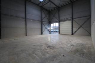 Gelegen langs de Diksmuidesteenweg te Hooglede op de grens met Roeselare vinden we deze nieuwbouw loods van 577m² terug.<br />Goed gelegen loods en zeer bereikbaar op een vernieuwde site.<br />Eigenschappen:<br />- sectionale poort<br />- aluminium schrijnwerk met toegangsdeur<br />- 3x400V +N aanwezig<br />- led verlichting<br />- vrije hoogte van +/-11.5m<br />- vloer uit gepolierde beton<br />- mogelijkheid voor het huren van verschillende parkeerplaatsen<br /><br />Deze loods wordt verhuurd onder btw stelsel.<br />Excl kosten voor verbruik, onderhoud en onroerende voorheffing<br /><br />Vrij vanaf juni 2026<br />Geef een seintje  voor meer info!<br /><br /> 