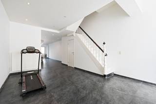 <p><span>Instapklare energiezuinige eengezinswoning met 4 slaapkamers, 2 badkamers en West tuin.</span></p><p><span>In het gegeerde Hoboken vind je deze ruime en energiezuinige eengezinswoning met 4 slaapkamers en 2 badkamers, ideaal voor gezinnen of wie extra ruimte zoekt. De woning biedt comfortabel en toekomstgericht wonen in een praktische en goed ingedeelde setting.</span></p><p><span>De ligging is een grote troef: scholen, winkels en openbaar vervoer bevinden zich in de buurt. Daarnaast geniet je van groen en ontspanning in onder andere de Hobokense Polder en het Sorghvliedtpark, terwijl ook Antwerpen centrum vlot bereikbaar is.</span></p><p><span>Een ideale combinatie van ruimte, comfort en een uitstekende ligging. </span></p><p><span> </span></p><p><span>Indeling</span></p><p><span>Gelijkvloers</span></p><ul><li><span>Via de inkomhal kom je in de bijzonder ruime en lichtrijke leefruimte met open keuken van ca. 66 m², een echte eyecatcher die perfect is voor grote gezinnen of wie graag open en comfortabel woont. </span></li><li><span>Aansluitend is er toegang tot een ruime, droge kelder van 28 m², ideaal als extra berging of stockage. </span></li><li><span>Apart gastentoilet aanwezig. </span></li><li><span>De volledig uitgeruste keuken biedt alle comfort met o.a. een natuursteen werkblad, stijlvol kookeiland met gasvuur, veel kastruimte, vaatwasser, microgolf en oven. </span></li><li><span>Vanuit de keuken geniet je van een mooi zicht op en directe toegang tot de zonnige westgerichte tuin, perfect om te ontspannen in de namiddag- en avondzon. </span></li></ul><p><span>1ste Verdieping</span></p><ul><li><span>Hier bevinden zich 2 volwaardige slaapkamers van 10 m² en 16 m², met een aangename lichtinval. </span></li><li><span>De eerste badkamer is praktisch ingericht met douche in bad, dubbele lavabo, toilet en aansluiting voor wasmachine en droogkast. </span></li></ul><p><span>2e Verdieping</span></p><ul><li><span>Ook hier zijn er 2 ruime slaapkamers van 10 m² en 16 m², ideaal als kinderkamers, bureau of hobbyruimte. </span></li><li><span>De tweede badkamer is uitgerust met douche, lavabo, toilet en handdoekdroger en biedt extra comfort voor het hele gezin.</span></li></ul><p><span> </span></p><p><span>Extra</span></p><p><span> </span></p><p><span>Droge kelder van 28m²</span></p><p><span>Opbergzolder van 15m²</span></p><p><span>Gunstig Epc B </span></p><p><span>Elektriciteit conform</span></p>