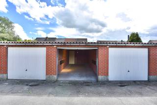 De centrale ligging en de grote vraag op die locatie naar degelijke garages te huur maakt deze eigendom heel attractief voor vastgoedbeleggers die een vaste opbrengst wensen zonder veel gedoe!

De garagebox is voorzien van een poort en voldoende ruim om eventuele rekken in te stallen achteraan de garagebox.

De afmetingen zijn als volgt: 
De poort 
Hoogte: 201 cm

Garage: 
Breedte: 301 cm
Diepte: 607 cm

Indien u graag meer info of een bezoek wenst, bel ons op 09 336 16 15 of mail naar info@vastgoedunicum.be