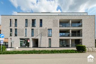 <p>Prachtig afgewerkt en nieuw appartement met 1 slaapkamer, mooi terras, parkeerplaats en private kelderberging, gelegen in hartje Lommel.</p>

<p><strong>Troeven:</strong></p>

<ul><li>Zeer energiezuinig (E-peil 14) - nog vrijstelling KI</li><li>Prachtig afgewerkt</li><li>Ruime slaapkamer</li><li>Parking en berging inbegrepen</li><li>Ook interessant als investering</li></ul>

<p>Indeling: inkomhal, berging, toilet, woonkamer, keuken, terras, badkamer en slaapkamer.</p>