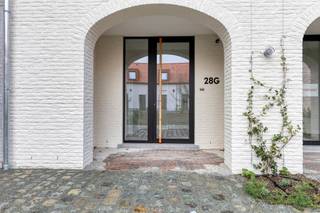 Droomt u van wonen op een plek met ziel en geschiedenis? Ontdek nieuwbouwproject De Katte in het charmante Sint-Martens-Bodegem (Dilbeek). Deze iconische, voormalige brouwerij in de schaduw van de kerktoren is met respect voor het verleden getransformeerd tot een prachtig hedendaags woonerf. Hier vloeien authentieke karakterelementen naadloos samen met moderne luxe en wooncomfort.Met reeds 10 verkochte units gaat het hard, maar u kan nog eigenaar worden van een stukje geschiedenis. Er zijn momenteel nog slechts 6 exclusieve units beschikbaar. Of u nu zoekt naar een ruim appartement of een royale loft, met opties van 2 tot maar liefst 5 slaapkamers vindt u hier de perfecte match. Elke unit is voorzien van een hoogwaardige afwerking en beschikt over een prachtig terras of privatieve buitenruimte om in alle rust te genieten van de omgeving.De Katte is volledig klaar voor de toekomst en uitgerust met state-of-the-art geothermische verwarming en passieve koeling. Een duurzame investering die uw wooncomfort garandeert, zomer en winter. Bovendien is het project volledig opgeleverd: de appartementen zijn meteen beschikbaar.Dit renovatieproject komt in aanmerking voor het verlaagde 6% BTW-tarief (in plaats van 21% op nieuwbouw). Dit levert u een aanzienlijk financieel voordeel op van tienduizenden euro's!