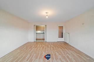 Ontdek dit op te frissen appartement met twee slaapkamers gelegen op de vierde verdieping van residentie Carmar te Oostende. Dankzij de gunstige ligging geniet u hier van een open en rustgevend zicht op de tennisvelden, wat zorgt voor een aangenaam gevoel van ruimte en licht. De leefruimte biedt mooie mogelijkheden om een hedendaagse en gezellige woonomgeving te creëren. Aansluitend bevindt zich de keuken, die u volledig naar eigen smaak kan vernieuwen. Achteraan beschikt het appartement over een terras waar u in alle rust kan genieten van de buitenlucht. De twee slaapkamers bieden voldoende plaats voor een comfortabel hoofdverblijf, tweede verblijf of investering aan zee. Verder is er een privatieve kelderberging inbegrepen, ideaal voor extra opslagruimte. Als bijkomende troef is er de mogelijkheid om een garage aan te kopen, wat in deze omgeving een absolute meerwaarde betekent. Bent u op zoek naar een appartement met potentieel, open zicht en een uitstekende ligging in Oostende? Dan is dit een opportuniteit die u niet mag missen. Neem vandaag nog contact op voor meer informatie of een bezoek ter plaatse.