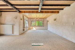 Bent u op zoek naar een ruime gezinswoning die u volledig naar eigen smaak kunt renoveren? Dan is deze vrijstaande villa precies wat u zoekt. Gelegen in een rustige doodlopende straat geniet u hier van alle privacy en een veilige woonomgeving, terwijl u dankzij de vlotte verbinding met de Ring en de A12 toch snel uw bestemming bereikt. Met een perceel van 8a01ca, een bewoonbare oppervlakte van ca. 240 m², vier volwaardige slaapkamers, een grote garage en tal van bergruimtes biedt deze woning een uitstekende basis voor wie ruimte en potentieel weet te waarderen.IndelingGelijkvloers: ruime inkomhal met gastentoilet, lichtrijke leefruimte met gezellige houthaard, aparte keuken, veranda en bureau.Eerste verdieping: nachthal, vier ruime slaapkamers van ca. 18,2 m², 18,7 m², 19,6 m² en 20,54 m² en een badkamer uitgerust met zowel een ligbad als een douche.Zolder: praktische zolderruimte bereikbaar via een valtrap, ideaal als extra bergruimte.Kelder: ruime garage en verschillende kelderruimtes die zorgen voor extra opslagmogelijkheden/werkruimte of ateliermogelijkheden. Buiten: ruime oprit met plaats voor meerdere wagens en een aangenaam perceel van 8a01ca.Karakteristieken- Vrijstaande villa- Rustig gelegen in een doodlopende straat- Bureau op het gelijkvloers- Te renoveren en volledig naar eigen smaak in te richten- Vrij bij akte- Maatregelen in het maatregelenregister: neeDankzij de ruime volumes, de uitstekende ligging en de vele mogelijkheden vormt deze villa de ideale opportuniteit voor gezinnen die op zoek zijn naar een woning met karakter en renovatiepotentieel. Wenst u deze eigendom te ontdekken? Contacteer ons vandaag nog voor meer informatie of plan uw bezoek in via 02 460 80 46 of info@structura.be