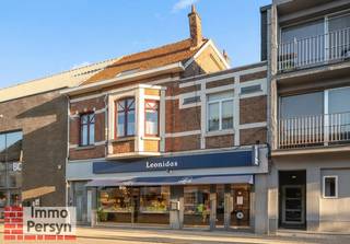 Bent u op zoek naar een zorgeloze en renderende investering op een absolute toplocatie?<br />Dit commerciële gelijkvloers, gelegen in het bruisende hart van Scherpenheuvel aan de Basilieklaan 41, biedt u een unieke kans. Deze winkelruimte wordt verkocht als investeringseigendom: de bekende Leonidas-winkel is hier reeds jarenlang gevestigd en zal het pand blijven huren. Een stabiel rendement van bijna 6% bruto is mogelijk.<br /><br />Deze handelsruimte van circa 106 m² verkeert in uitstekende staat na een grondige renovatie in 2011. Ook op technisch vlak is het pand toekomstbestendig: met een gunstig EPC-label C, een condenserende gasketel én een airco geniet de huurder van een optimaal comfort. Het gebouw is bovendien volledig asbestveilig verklaard. Je koopt hier dus een instapklaar en kwalitatieve eigendom op een strategische locatie met een bewezen commercieel succes.<br /><br /><strong><u>INDELING:</u></strong><br /><strong>Gelijkvloers:</strong> winkelruimte, keuken, toilet en 2 extra ruimtes<br /><br />Ervaar zelf de vele voordelen van deze woning tijdens een persoonlijke rondleiding.<br />Maak vandaag nog je afspraak.<br />Mail naar info@immopersyn.be of bel 013 444 008.