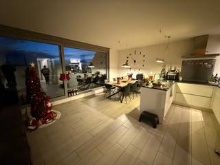 Went u een bezoek? Dat kan ALLEEN door een afspraak te maken via de knop: “Bezoek plannen”. (24/7 beschikbaar zolang reserveringen niet volzet zijn) Het is niet mogelijk om telefonisch of via externe websites te reserveren.Ruim appartement in het centrum van Merchtem.Dit appartement, met een bewoonbare oppervlakte van ca. 100 m², is afgewerkt met kwaliteitsvolle materialen en is gelegen op de derde verdieping.Indeling: Inkomhal met toegang tot het nachtgedeelte, twee ruime slaapkamers (12 m² en 15 m²), badkamer met douche, apart toilet, berging, ruime leefruimte met open en volledig geïnstalleerde keuken, terras met mooi uitzicht over MerchtemKarakteristieken:- Kelder aanwezig- Autostaanplaats (in de prijs inbegrepen)- Gemeenschappelijke lasten: €60/maand- Gemeenschappelijke fietsenstalling- Gemeenschappelijke afvalberging - EPC-label B