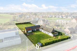 Prachtig stuk grond (met hoeve) te Oekene gelegen tussen riante nieuwbouwvilla's.<br /><br />Onder bepaalde voorwaarden kunt u voor de sloop en nieuwbouw het lager tarief krijgen van 6% btw (i.p.v. 21%), o.a.: de eigendom gedurende 5 jaar de enige en eigen woning van de bouwheer is en die een bewoonbare oppervlakte heeft van maximum 200 m².<br />Juiste info hierover: https://www.vlaanderen.be/belastingen-en-begroting/vlaamse-belastingen/registratiebelasting/verkooprecht/tarieven-in-het-verkooprecht/verlaagd-tarief-in-het-verkooprecht-voor-de-aankoop-van-de-enige-eigen-woning<br />of https://www.vlaanderen.be/bouwen-wonen-en-energie/bouwen-en-verbouwen/btw-tarief-van-6-bij-renovatie-en-sloop-en-heropbouw-van-woningen<br /><br />Doe een bod en bouw hier uw droomwoning!<br /><br />Deze eigendom wordt verkocht onder het systeem van START 2 FINISH.<br />Elk prijsvoorstel gelijk of hoger dan deze startprijs wordt voorgelegd aan de verkoper(s) die dit al dan niet kan aanvaarden.<br />Startprijs: 450.000 EUR