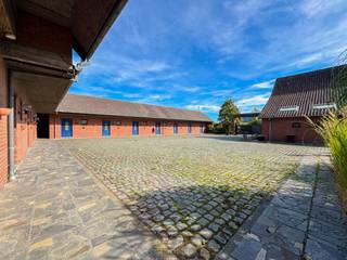 KARAKTERVOLLE commerciële site met MAXIMALE ZICHTBAARHEID langs de N60 op een RUIM PERCEEL van 8.090 m² in Huise, Kruisem. Deze eigendom in hoevestijl combineert AUTHENTIEKE UITSTRALING met STERK COMMERCIEEL POTENTIEEL en biedt tal van mogelijkheden voor ondernemers, investeerders of ontwikkelaars. Dankzij de STRATEGISCHE LIGGING op een drukke verbindingsas geniet u van UITSTEKENDE VISIBILITEIT en een VLOTTE BEREIKBAARHEID richting Oudenaarde, Gent en de Vlaamse Ardennen. Het gelijkvloers omvat onder meer een onthaal met bureauruimte, diverse POLYVALENTE COMMERCIËLE RUIMTES, een brasserie met bar en vergaderzaal, een PROFESSIONEEL UITGERUSTE KEUKEN met inloopfrigo, bergingen, privévertrekken, technische ruimtes en een werkplaats. Op de verdieping bevinden zich bijkomende kamers, een RUIME MULTIFUNCTIONELE ZAAL en een zolder met UITBREIDINGSPOTENTIEEL. Buiten zijn er een RUIME BINNENKOER, UITGEBREIDE PARKEERMOGELIJKHEDEN, achterliggende weides en een extra loods. De aanwezige VERGUNDE ELEKTRICITEITSCABINE vormt een bijkomende troef voor professionele of energie-intensieve activiteiten. Een VEELZIJDIGE COMMERCIËLE TOPLOCATIE met KARAKTER, RUIMTE en EXCELLENTE VISIBILITEIT langs de N60.<br /><br />Adres: Gentsesteenweg 45 te Kruisem<br /><br />EPC:1505 kWh/m², G-score A en P-score B, Renovatieverplichting van toepassing
