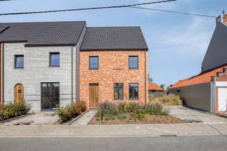 <span><span><strong>MONO</strong><br />Residentieel wonen in het rustige Bovekerke (op de kruising van Kortemark, Diksmuide en Koekelare) op een groot perceel met west-oriëntatie.<br /><br /><strong>MONO is een kleinschalig en uiterst energiezuinig nieuwbouwproject</strong> bestaande uit 3 gekoppelde woningen in landelijke stijl gelegen langs de Noordstraat en één moderne villa gelegen langs Moscou. Alle woningen worden opgeleverd met 3 ruime slaapkamers (mogelijkheid tot het inrichten van een vierder slaapkamer bij de gekoppelde woningen), parkeergelegenheid en mogelijkheid tot het plaatsen van een carport. <br /><br /><strong>Comfort, energiezuinigheid, kwaliteit en een unieke ligging </strong>zijn de eigenschappen van deze kleinschalige realisatie.<br /><br />Tijdens de ontwerpfase werd veel aandacht geschonken aan enerzijds de energiezuinigheid en anderzijds het wooncomfort van de bewoners:</span></span>
<ul>
	<li><strong><span><span>Praktische indeling;</span></span></strong></li>
	<li><strong><span><span>veel lichtinval;</span></span></strong></li>
	<li><strong><span><span>smart air systeem, zowel verwarming als koeling (airco);</span></span></strong></li>
	<li><strong><span><span>warmtepomp met zonnepanelen; </span></span></strong></li>
	<li><strong><span><span>…</span></span></strong></li>
</ul>
<span><span>Op deze manier is het zowel binnen als buiten aangenaam vertoeven.<br /><br /><u><strong>Indeling:</strong></u> Op het gelijkvloers bevinden zich de mooie inkomhal met gastentoilet en de grote leefruimte met open keuken gekoppeld aan een erg ruime keukenberging. Op de eerste verdieping beschikt de woning over 3 zeer ruime slaapkamers, een badkamer (inloopdouche, dubbele lavabo en mogelijkheid tot het plaatsen van een ligbad) en afzonderlijk toilet op de gang. De woning biedt de mogelijkheid om een vaste trap te plaatsen naar de tweede verdieping, waar u tevens een extra slaapkamer of hobbykamer kan inrichten.<br /><br />Een carport zal vergund worden en kan op vraag gerealiseerd worden bij de halfopen bebouwingen, de gesloten woning beschikt over een parkeerplaats voor de woning.<br /><br /><strong>Woning: </strong>Gerealiseerd op een ruim perceel van <strong> 898,85 m²</strong> en maar liefst ca. 160 m<sup>2</sup> aan bewoonbare oppervlakte (excl. zolder).<br /><br /><strong>Wat maakt MONO uniek:</strong></span></span>

<ul>
	<li><span><span>Energiezuinig project (smart air systeem met warmtepomp (l/l), zonnepanelen per woning,…);</span></span></li>
	<li><span><span>kleinschalig project;</span></span></li>
	<li><span><span>rustige ligging;</span></span></li>
	<li><span><span>kwalitatieve architectuur en materiaalkeuze;</span></span></li>
	<li><span><span>...</span></span></li>
</ul>
<span><span><strong>Bent u op zoek naar een unieke nieuwbouwwoning in landelijke stijl of een moderne alleenstaande villa? Plan dan snel uw afspraak! Contacteer ons op het nummer 051 50 11 51 of via diksmuide@diksimmo.be.</strong></span></span>