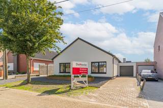 <h1><span>Volledig gerenoveerde halfopen woning met 4 slaapkamers en EPC A</span></h1>
<p><span>Bent u op zoek naar een ruime, energiezuinige woning waar u jarenlang zorgeloos kunt wonen? Deze volledig gerenoveerde halfopen bebouwing combineert hedendaags wooncomfort met een rustige ligging op wandel- en fietsafstand van het centrum van Beerse. Dankzij de grondige renovatie, warmtepomp en het uitstekende EPC-label A bent u klaar voor de toekomst.</span></p>
<p><span>Bij het binnenkomen valt meteen de lichtrijke leefruimte op. De woonkamer werd volledig vernieuwd en biedt achteraan een aangenaam zicht op de tuin. De nieuwe keuken is uitgerust met moderne toestellen en biedt alle comfort voor dagelijks gebruik. Aansluitend bevindt zich een praktische afzonderlijke wasberging.</span></p>
<p><span>De woning beschikt over vier volwaardige slaapkamers, waarvan twee op het gelijkvloers en twee op de eerste verdieping. Op het gelijkvloers bevindt zich bovendien een praktische dressing, aansluitend bij één van de slaapkamers. Dankzij de grote raampartijen genieten alle kamers van een aangename natuurlijke lichtinval.</span></p>
<p><span>Voor optimaal wooncomfort zijn er twee volledig vernieuwde badkamers aanwezig, één op elk niveau. De badkamer op het gelijkvloers is uitgerust met een douche, terwijl de badkamer op de verdieping beschikt over zowel een douche als een ligbad. Deze indeling maakt de woning bijzonder geschikt voor gezinnen en biedt extra flexibiliteit in het dagelijks gebruik.</span></p>
<p><span>De woning werd doorheen de renovatie volledig aangepast aan de hedendaagse woonnormen. De keuken, badkamers, elektriciteit en afwerking werden vernieuwd met aandacht voor kwaliteit, duurzaamheid en energiezuinigheid.</span></p>
<p><span>Ook buiten heeft deze woning heel wat te bieden. De tuin is groot genoeg voor spelende kinderen en gezellige familiemomenten, maar blijft onderhoudsvriendelijk. Het ruime terras loopt over de volledige breedte van de woning en biedt tal van mogelijkheden om een aangename buitenruimte te creëren. Daarnaast beschikt de woning over een oprit.</span></p>
<p><span>De ligging vormt een extra troef. Gelegen in een aangename en bijzonder rustige verkaveling woont u hier in alle rust, terwijl winkels, scholen, horeca en andere dagelijkse voorzieningen van Beerse zich op korte afstand bevinden.</span></p>
<p><span>Bent u op zoek naar een instapklare, energiezuinige gezinswoning met ruimte, comfort en een uitstekende ligging? Contacteer dan vandaag Domestic Makelaars op 014 61 03 86 nog voor meer informatie of een bezoek ter plaatse.</span></p>
