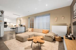 <p>Te koop: modern appartement in het centrum van Sint-Idesbald, op een rustige locatie nabij openbaar vervoer.</p>

<p> </p>

<p>Dit appartement, gebouwd in 2014, combineert een centrale ligging met een aangename rust. Dankzij de recente bouw geniet u van een energiezuinige en onderhoudsvriendelijke woning. De indeling is praktisch en ruim, met twee volwaardige slaapkamers die comfort bieden voor zowel bewoners als gasten. Het terras vormt een fijne buitenruimte om te ontspannen.</p>

<p> </p>

<p>Belangrijkste ruimtes:<br />• Inkomhal met toegang tot de leefruimte<br />• Apart toilet<br />• Berging voor extra opslag<br />• Eetkamer met aangename lichtinval<br />• Keuken met functionele indeling<br />• Living met toegang tot het terras<br />• Terras als buitenruimte<br />• Twee ruime slaapkamers</p>

<p> </p>

<p>Troeven:<br />• Recent gebouw (2014)<br />• Centraal maar toch rustig gelegen<br />• Twee ruime slaapkamers</p>

<p> </p>

<p>Neem vandaag nog contact op met je ERA-makelaar voor een bezoek.<br />058 51 92 95 of op simon@eraservimo.be</p>

<p> </p>

<p>JOUW DROOMAPPARTEMENT. ZO GEVONDEN!</p>