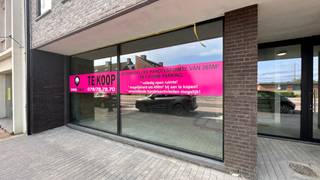 Uitzonderlijke handelsruimte van circa 366m² met achtergelegen parking, op belangrijke doorgangsweg te Heusden!<br /><br />Het handelspand bevindt zich in een kleinschalige blok, ideaal gelegen aan een doorgangsweg met veel passage en heeft een mooie vitrine.<br />Aan de achterzijde van het gebouw bevinden zich de bovengrondse standplaatsen.<br />Het handelspand heeft een oppervlakte van 366m² ; nog vrij in te richten en in te delen. <br /><br />Op dit moment werd er een handelsruimte en een magazijn voorzien; bereikbaar via een sectionale poort.<br />De volledig open ruimte biedt veel mogelijkheden. <br />De ruimte kan naar alle verscheidenheid ingericht worden bv als winkel of als kantoorruimte, maar ook als tandartspraktijk, kinépraktijk, schoonheidsinstituut enz..! Ook is er een mogelijkheid om het pand op te splitsen naar 2 polyvalente ruimten. <br /><br />Aan de straatkant heeft men een groot raam voor etalage of natuurlijke lichtinval = hier valt je handelspand echt op!<br />De ruimte is gelegen in het centrum van Heusden, omringd door andere commerciële panden en loopt zo over naar de winkelstraat Koolmijnlaan.<br />De centrale ligging zorgt voor een vlotte verbinding naar Zolder, Koersel, Beringen en Houthalen-Helchteren.<br />Dit uitzonderlijke pand met tal van mogelijkheden is beschikbaar bij akte!<br /><br /><br />Dit pand bevindt letterlijk op 2 minuten wandelen van de winkel-wandelstraat. Brood en fruit, uit gaan eten, supermarkten, scholen….alles is vlakbij; het openbaar vervoer zelfs voor de deur!<br /><br />Dit casco handelspand kan naar eigen smaak ingericht worden en opgedeeld worden naar 2 handelspanden!<br /><br />Pluspunten:<br />- uitstekende ligging!<br />- mogelijkheid om op te delen naar 2 handelspanden<br />- mooie patio<br />- zeer ruim handelspand = 366m²<br />- geschikt voor verschillende activiteiten, bvb winkelruimte of kantoren<br />- grondwaarde aan 12% en constructie aan 21% BTW<br />- sluit aan bij andere handelspanden naar de Koolmijnlaan<br />- beschikbaar bij akte<br />- open ruimte = zelf in te delen<br />- meerdere ingangen<br />- grote garage en sectionale poort (inpandig)<br /><br />Maatregelen opgenomen in het Maatregelenregister: nee<br /><br />Voor een bezichtiging ter plaatse of meer info, bel ons op 078/78.78.70, of kom gewoon binnen op ons kantoor, steeds welkom!