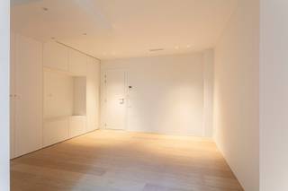 Bent u op zoek naar een volledig gerenoveerde kantoorruimte met buitenruimte in hartje Antwerpen? Dan is dit precies wat u zoekt! De ligging mag uitstekend genoemd worden. De kantoorruimte bevindt zich in de directe omgeving met toegang tot het openbaar vervoer, meerdere parken, winkels en alle belangrijke verbindingswegen!<br /><br />Indeling: <br />U komt binnen in de kantoorruimte met ingemaakte kasten. Aanpalend aan deze ruimte is er de open keuken (samen 23m²). De keuken is volledig geïnstalleerd en beschikt over een naastgelegen berging. Centraal is er een koer (8m²). Achteraan is er nog een polyvalente ruimte die kan dienen als vergaderruimte Er is ook nog een apart toilet. <br /><br />De gemeenschappelijke kosten bedragen €100/maand. Deze omvatten: voorschot water en minuterie gemeenschappelijke delen.<br /><br />OPM: de huurprijs is excl. BTW. <br /><br />Voor meer info of een bezoek, kan u steeds contact opnemen met One vastgoed!