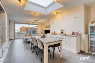 <p>- BEZOEK enkel op afspraak - <br /><br />Dit aangename en instapklare gelijkvloerse appartement met een bewoonbare oppervlakte van 92 m² en een gezellig terras biedt een mooie combinatie van licht, ruimte en wooncomfort. <br /><br />Via de ruime inkomhal bereikt u de verschillende vertrekken. De lichtrijke leefruimte met open keuken vormt het hart van het appartement. Dankzij de aanwezigheid van een lichtkoepel geniet deze ruimte van extra natuurlijke lichtinval. Vanuit de leefruimte heeft u rechtstreeks toegang tot het gezellige terras. <br /><br />Verder beschikt het appartement over 2 slaapkamers, een badkamer met instapdouche en een praktische, afzonderlijke berging met plaats voor een wasmachine en droogkast. <br /><br />Ook de centrale ligging vormt een belangrijke troef. Het appartement bevindt zich op wandelafstand van het centrum, vlak bij het station en op slechts enkele minuten van de E40. Hierdoor zijn zowel Gent als Aalst vlot bereikbaar. Openbaar vervoer, winkels en andere dagelijkse voorzieningen bevinden zich eveneens in de nabije omgeving. <br /><br />Een overdekte parkeerplaats kan afzonderlijk worden aangekocht voor € 12.000. Daarnaast zijn er parkeermogelijkheden achter de tuin, ter hoogte van de aangrenzende Tramzate. <br /><br />Het appartement werd steeds rook- en huisdiervrij bewoond en is beschikbaar bij akte. Dankzij de praktische indeling, de instapklare staat en de uitstekende bereikbaarheid vormt dit appartement een interessante opportuniteit voor zowel eigen bewoning als investering. <br /><br />Wenst u meer informatie of een bezoek? Contacteer ons via info@immolierman.be of 053 89 99 66.</p>