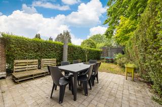 <p>Op wandelafstand van groene Veltwijcklaan, treinstation Ekeren en fietsostrade.</p><p>Indeling: inkomhal met gastentoilet, ruime garage met elektrische poort en bergkasten, achteraan aparte wasplaats met CV-ketel op gas en gootsteen.<br />Toegang naar zuid-west georiënteerde tuin met terras en groen uitzicht.<br />V1: ruime en zonnige leefkamer ca. 36m2 op laminaatvloer, achteraan inpandig terras en ingerichte keuken (elektrische kookplaat, oven, vaatwas, koelkast en micro).<br />V2: 4 slaapkamers op laminaatvloer (15/9/6,5/6m2), badkamer met dubbele lavabo en bad (D in B), apart toilet.</p><p>Extra's:<br />- zeer gunstig EPC 104kWh/m2 (label B)<br />- zonnepanelen (10 x 400Wp)<br />- goedgekeurde elektrische installatie<br />- grotendeels (elektrische) rolluiken<br />- lucht-lucht warmtepomp op tweede verdieping<br />- geïsoleerd dak (12cm)<br />- buitenschrijnwerk in ALU met HR beglazing, vliegenramen</p><p>Info/bezoek: 03/283 83 00 - noord@sinjoor.be</p>