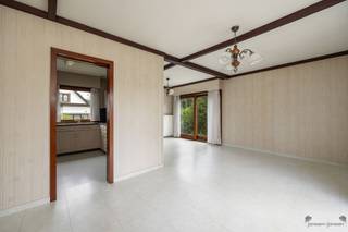 <p><span>Te koop: Charmante instapklare woning met 2 slaapkamers en garage in Rotselaar</span></p><p><span>Op zoek naar een gezellige woning op een toplocatie? Ontdek deze charmante gelijkvloerse woning op een volledig omheind perceel van 433 m², ideaal gelegen tussen Rotselaar en Werchter centrum. Winkels, scholen, openbaar vervoer, het treinstation en de autosnelweg bevinden zich allemaal op slechts enkele minuten afstand!</span></p><p><span>Indeling van de woning:</span></p><ul><li><span>Gelijkvloers:</span><span> inkomhal, gastentoilet, lichtrijke woon- en eetkamer, ingerichte keuken en badkamer, 2 slaapkamers en een praktische berging/wasplaats.</span></li><li><span>Zolder:</span><span> ruime bergzolder over de volledige woning.</span></li><li><span>Kelder:</span><span> volledige kelderverdieping, ideaal voor opslag of hobbyruimte.</span></li><li><span>Garage:</span><span> aparte garage én carport aanwezig.</span></li></ul><p><span>Extra troeven:</span></p><ul><li><span>Rolluiken aan de ramen</span></li><li><span>Gerenoveerd in 2000</span></li><li><span>Zeer goed onderhouden en instapklaar</span></li><li><span>Rustige ligging met zicht op natuur achter de woning</span></li><li><span>Inclusief tuinhuis voor extra opbergruimte</span></li></ul><p><span>Interesse?</span><span><br />Voor meer informatie of een vrijblijvende bezichtiging, neem contact op via </span><span>0487/66 33 60</span><span> of mail naar </span><span>ronnystorms@janssenenjanssen.be</span><span>.</span></p>