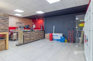 <p><span>Winkelruimte (49 m²) in winkelcentrum De Kern in Wilrijk.</span></p><p><span> </span></p><p><span>Het handelspand is gelegen in het welbekende winkelcentrum De Kern bij De Bist in Wilrijk, 1 van de 55 erkende shoppingcentra in België. Tussen het rijke aanbod aan unieke boetieks en grote retailers is er voor ieder wat wils en hierdoor is het dan ook de ideale locatie om jouw handelszaak te verwezenlijken! Het is gelegen op de eerste verdieping, maar dankzij de lift geraken ook zij die minder goed te been zijn tot bij de winkelruimte. Qua bereikbaarheid is het voor het cliënteel ideaal gelegen: een tiental buslijnen stoppen op wandelafstand en er is een vélo-station voor de deur gesitueerd. Ook met de wagen is er een vlotte verbinding tot het centrum dankzij de nabijheid van de</span><span> </span><span>A12 en de E19 en parkeren kan op 3 parkings op wandelafstand. Momenteel is het handelspand verhuurd als kapperszaak.</span></p><p><span> </span></p><p><span>De totale oppervlakte van de open winkelruimte bedraagt 49 m² en enkel de wc met handenwasser is apart. De vaste kosten bedragen zo’n €180/maand. Momenteel is het pand verhuurd aan €750/maand. De zaak kan afgesloten worden met een automatische veiligheidsrolluik. Voor meer info of een gratis schatting surf naar </span><span><span>www.hansimmo.be</span></span></p><p><span> </span></p>