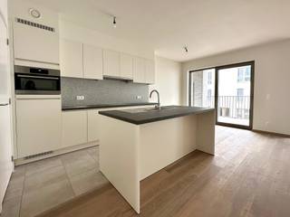<p>ALTRO VASTGOED: Bezoekmoment op 13/10 (op afspraak). Plan uw bezichtiging in via onze website altro.be.<br />Dit modern, centraal gelegen nieuwbouwappartement, met een bewoonbare oppervlakte van 90 m² (excl. terras), omvat een ruime inkomhal met een afzonderlijk toilet, toegang tot de 2 slaapkamers en de badkamer ( inloopdouche en dubbele lavabo), een volledig ingerichte open keuken met aanpalend een praktische berging, een ruime woonkamer. Het zonnig terras van 7m2. Doorheen het appartement werd er gebruik gemaakt van duurzame materialen, voorzien van alle comfort. Het appartement is gelegen in de nieuw aangelegde straat Novaretzpad te Gent met een uitstekende ontsluiting naar Gent centrum of tal van invalswegen! Tot slot is een praktische kelder berging en een autostaanplaats aanwezig op de ondergrondse verdieping. Troeven van het appartement: Duurzame materialen, prachtig open zicht, uitstekende bereikbaarheid en omgeving, ... </p>