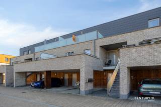 Welkom in Wezemaal ! Dit recent appartement bevindt zich op de eerste verdieping in het nieuwbouwproject Max, gelegen op het Max Havelaarplein. Deze ligging zorgt voor een rustige omgeving, doch vlakbij de Aarschotsesteenweg met een vlotte verbinding naar E314 en een goede bereikbaarheid van openbaar vervoer en winkels.<br /><br />We betreden het appartement op de eerste verdieping via de inkomhal, welke toegang geeft tot de slaapkamers en badkamer. De master bedroom heeft aansluitend een inloopdressing en beide slaapkamers hebben toegang tot het eerste terras. Het toilet en volledig uitgeruste badkamer vinden we hier ook nog terug. Vervolgen we onze weg naar de tweede verdieping, komen we in de lichtrijke leefruimte met open keuken terecht. Hier vinden we maar liefst nog twee terrassen terug, waardoor men gerust kan genieten van de buitenruimte. Tenslotte is er nog een berging, welke dienst doet als technische ruimte en is voorzien van aansluitingen voor wasmachine en droogkast.<br /><br />Op het gelijkvloers onder het appartement heeft men nog een private autostaanplaats, de gemeenschappelijke kosten bedragen €80 per maand welke ook deels bijdragen aan het reservekapitaal.<br /><br />Bent u geïnteresseerd in dit appartement of had u graag meer informatie gewenst? Neem contact op met Ben via +32 468 58 04 09 of ben@sophimo.be.