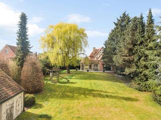 In een rustige residentiële wijk van Grimbergen staat deze stijlvol afgewerkte, bijzonder ruime villa. De Merodestraat biedt een groene...