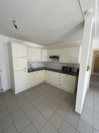 Op de Guido Gezellelaan vlakbij allerhande winkels ligt dit mooi appartement met twee slaapkamers.<br />Het appartement heeft een leefruimte met open keuken, een badkamer met douche in bad, een berging en twee slaapkamers.<br />Geen gemeenschappelijke kosten<br />Onmiddellijk beschikbaar