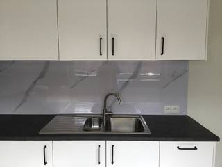 <p><strong>Prachtig duplex appartement met garage te huur in hartje Maasmechelen</strong></p>
<p>Op zoek naar een ruim en lichtrijk appartement op een toplocatie? Dit instapklare duplex appartement, gelegen in het centrum van Maasmechelen, combineert comfort, ruimte en een uitstekende bereikbaarheid. Winkels, scholen en alle voorzieningen bevinden zich op wandelafstand, terwijl u dankzij de vlotte verbinding snel de omliggende steden en de autostrade bereikt.</p>
<p>De eerste verdieping verwelkomt u met een royale leefruimte badend in natuurlijk licht, perfect om tot rust te komen of gasten te ontvangen. Aansluitend bevindt zich de recent vernieuwde keuken, die toegang biedt tot een aangenaam balkon. In de inkomhal is er bovendien een apart gastentoilet voorzien.</p>
<p>Via een stijlvolle houten draaitrap bereikt u de tweede verdieping. Hier vindt u een ruime badkamer, uitgerust met een dubbele lavabo, een vernieuwd ligbad en een douche. Verder beschikt het appartement over twee zeer ruime slaapkamers, waarvan één uitzonderlijk groot is en eventueel opgesplitst kan worden.</p>
<p>Als extra troef beschikt u over een privatieve, ruime garage, gelegen vlak naast de inkom – een zeldzaam voordeel in het centrum.</p>
<p>✔ Centrumligging<br />✔ Veel lichtinval<br />✔ Vernieuwde keuken en badkamer<br />✔ 2 ruime slaapkamers<br />✔ Privatieve garage</p>
<p><strong>Onmiddellijk beschikbaar</strong><br /><strong>Huurprijs: €1.000/maand (inclusief kosten)</strong></p>