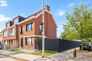 Gerenoveerde half open bebouwing op mooi zuid gericht perceel van 403 m², gelegen op een boogscheut van het centrum van Ranst, bestaande uit: inkomhal met apart toilet; leefruimte met veel lichtinval op keramische tegelvloer; ingerichte keuken voorzien van alle toestellen en plaats voor eettafel; wasplaats. Op de eerste verdieping: nachthal; slaapkamer met walk-in dressing; badkamer met inloopdouche, dubbel lavabomeubel en toilet. Op de tweede verdieping zijn er nog 2 slaapkamers en een extra badkamer met ligbad, toilet en lavabomeubel. Voorts beschikt de woning over een kelder, garage en nieuw aangelegde tuin met terras en ideale zuid oriëntatie. De tuin is volledig omheind. CV op aardgas (glv. met vloerverwarming), PVC schrijnwerk met dubbele beglazing; automatische rolluiken; elektriciteit is conform! Kortom een zeer lichtrijke en instapklare woning! EPC: 288 kWh/m². Beschikbaar bij akte of overeen te komen.