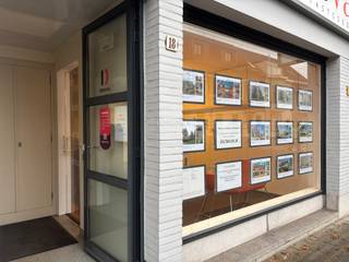 Hedendaags en lichtrijke handelspand (63m²) op een commerciële en bereikbare locatie te Kalmthout-centrum, naast het marktplein! Het goed werd...