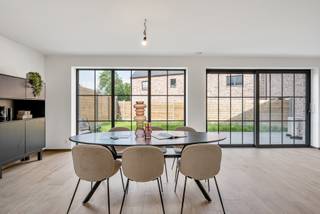 UNIEKE KANS:<br />Deze energiezuinig woning is gebouwd volgens de strenge bouwvoorschriften: <br />Zonnepanelen, warmtepomp, HR-dubbel glas in aluminium profielen, vloer-spouw- en dakisolatie, enz.<br />EN bij aankoop van uw enige woning kan u nog aankopen aan 6% btw! (i.p.v. 21% btw)<br />EN er is een E-peil voorzien van E-11, waardoor u de eerste 5 jaar GEEN onroerende voorheffing betaald!<br /><br />TROEVEN:<br />- 22 cm dakisolatie, 14 cm muurisolatie en 17 cm isolerende chape<br />- 100% instapklaar: de woning is al volledig geschilderd in het wit<br />- De tuin is al volledig aangelegd: terras, gras en omheining<br />- Hoge afwerkingsgraad: allemaal Siemens keukentoestellen<br />- Grote zolder van 42 m²<br />Kortom: hier moet u enkel nog uw meubelen plaatsen om te genieten van uw nieuwe (t)huis!<br /><br />INDELING: <br />Ruime inkomhal, gastentoilet met lavabo, een lichtrijke riante leefruimte met toegang tot het terras en de aangelegde tuin, een open keuken met kookeiland, een praktische berging/wasplaats. Boven tellen we 4 volwaardige slaapkamers, waarvan een masterbedroom met ruimte voor dressing, een ruime badkamer met ligbad en douche, een apart toilet en tenslotte nog een zeer grote zolder.<br /><br />Via een poortje in de tuin hebt u rechtstreeks toegang naar de garage ( hierboven bevinden zich de zonnepanelen). Verplichte aankoop afgesloten garage van 21.000 €, excl. kosten.<br /><br />De verkoopprijs is opgesplitst:<br />- De constructie: 352 400 € +6% btw (bij aankoop enige woning)<br />- De grond: 101.567€ +12% registratie.<br />- De garage: 22.800 €, incl. de kosten<br /><br />Wenst u meer info of een bezoek, bel Roxanne op <span>0496 85 09 62</span>