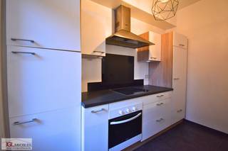 Op een strategische locatie langs de Bergensesteenweg in Sint-Pieters-Leeuw, nabij openbaar vervoer en belangrijke verbindingswegen, bevindt zich deze woning met twee slaapkamers, een terras, koer en een volledige kelderverdieping. De woning biedt een praktische indeling en een goede bereikbaarheid, waardoor ze ideaal is voor wie comfortabel wil wonen op een centrale locatie.<br /><br />De leefruimte op het gelijkvloers geniet van veel licht en sluit mooi aan op de ingerichte keuken, die directe toegang biedt tot de koer achteraan. <br />Op de verdieping bevinden zich twee comfortabele slaapkamers en een verzorgde badkamer met bad, lavabo en toilet. De woning beschikt daarnaast over een volledig onderkelderde structuur, wat uitzonderlijk veel extra bergruimte biedt. <br /><br />De ligging langs de Bergensesteenweg zorgt voor een uitstekende verbinding richting Brussel, Halle en de Ring (R0). In de directe omgeving vindt men bovendien diverse winkels, horecazaken, scholen en verschillende bushaltes, waardoor mobiliteit en bereikbaarheid verzekerd zijn.<br />De woning is onmiddellijk beschikbaar en biedt een praktisch en instapklaar wooncomfort voor wie graag centraal woont met alle voorzieningen binnen handbereik.<br /><br />Bij interesse, gelieve u in te schrijven via volgende link: https://immogrootleeuw.mijnhuurprofiel.be/property/74c6c0d8-c7ed-42e5-9950-94d7ad2bfb55