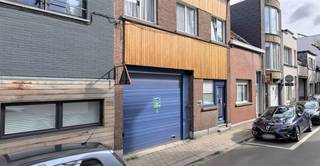 Espace clos en plein air avec portail automatique, situé au centre de Berchem. Facilement accessible via le Ring, Singel et E19.Convient pour : *...