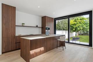 <p><span>Deze gerenoveerde woning is gelegen in een rustige staat middenin de gegeerde wijk rond het Boelaerpark. </span><span>Op wandelafstand vindt u winkels, scholen, openbaar vervoer en gezellige horecazaken, terwijl u dankzij de vlotte verbinding met de Antwerpse Ring en het stadscentrum overal snel geraakt. </span></p><p><span> </span></p><p><span>U betreedt de woning via de inkomhal. Rechts heeft u de ruime garage met automatische poort. Daarachter ligt de ruime leefkeuken met aparte bureauhoek. De keuken is volledig geïnstalleerd met alle toestellen en kijkt uit op de grote tuin. De tuin is ca 90m² groot, heeft een oostelijke oriëntatie en kijkt achteraan uit op de hoge bomen van het Boelaerpark. </span></p><p><span> </span></p><p><span>Op de eerste verdieping treffen we het salon, welke tevens kan gebruikt worden als slaapkamer. Verder is er nog een slaapkamer met terras en de eerste badkamer. </span></p><p><span> </span></p><p><span>Op de tweede verdieping zijn er nog 2 volwaardige slaapkamers en een badkamer met bad en douche. </span></p><p><span> </span></p><p><span>Ondergronds is er tevens nog een handige kelder. </span></p><p><span> </span></p><p><span> </span></p>