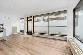 <p>Lichtrijk appartement in Oostende, vlak bij winkels en sportpark De Schorre.</p>
<p> </p>
<p>Dit aangename appartement combineert een praktische indeling met een centrale ligging in Oostende. Dankzij de grote lichtinval geniet u hier van een open en comfortabel woongevoel. De nabijheid van winkels, scholen, openbaar vervoer en belangrijke invalswegen zorgt voor extra gebruiksgemak in het dagelijkse leven. Bovendien bevindt sportpark De Schorre zich vlakbij, ideaal voor wie houdt van ontspanning en beweging in de buurt. Een interessante opportuniteit voor wie een appartement zoekt op een vlot bereikbare locatie.</p>
<p> </p>
<p>Belangrijkste ruimtes:<br />• Lichtrijke woonkamer met aangename leefruimte<br />• Volledig ingebouwde keuken met praktische indeling<br />• Berging met extra opbergruimte<br />• Badkamer functioneel ingericht<br />• 2 slaapkamers met natuurlijke lichtinval</p>
<p> </p>
<p>Troeven:<br />• In de nabijheid van winkels en dagelijkse voorzieningen<br />• Vlakbij sportpark De Schorre<br />• Lichtrijk appartement met aangenaam wooncomfort</p>
<p> </p>
<p>Neem vandaag nog contact op met je ERA-makelaar voor een bezoek.</p>
<p> </p>
<p>JOUW DROOMAPPARTEMENT. ZO GEVONDEN!</p>