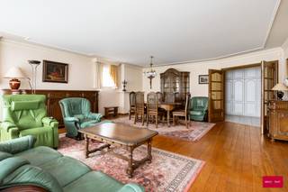 Ruim en licht appartement met 3 slaapkamers en 2 terrassen
Dit aangename appartement bevindt zich in een rustige, groene buurt met uitstekende bereikbaarheid. Het stadscentrum, scholen, winkels, openbaar vervoer en belangrijke invalswegen liggen allemaal vlakbij. Daarnaast zijn er in de nabije omgeving verschillende mogelijkheden voor ontspanning en recreatie.
Bij het binnenkomen leidt de ruime inkomhal met ingemaakte kasten u naar de verschillende vertrekken. Hier bevinden zich onder meer een apart gastentoilet, een praktische berging/technische ruimte met aansluitingen voor wasmachine en droogkast, en drie comfortabele slaapkamers. Twee van deze kamers geven rechtstreeks toegang tot het eerste terras.
De lichtrijke leefruimte sluit mooi aan bij de ingerichte keuken, voorzien van koelkast, diepvries, spoelbak, gasfornuis, dampkap en combi-oven. Vanuit zowel de keuken als de leefruimte is er toegang tot het tweede terras, ideaal om buiten te genieten
De badkamer is volledig uitgerust met ligbad, douche, toilet en badkamermeubel.
Een garagebox is verplicht bij aan te kopen voor €25.000.
Troeven
* Twee zonnige terrassen
* Ingebouwde kasten voor extra opbergruimte
* Rustige ligging met vlotte bereikbaarheid
*Oppervlaktes en afmetingen zijn indicatief, conform EPC.