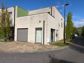 Deze woning is gelegen op wandelafstand van het centrum van Deinze. Winkels, openbaar vervoer, ... in de nabije omgeving.De woning omvat op het...