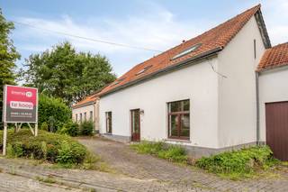 Maison située au calme avec un beau jardin et 5 chambres.<br />Cette propriété est à peine à 15 minutes de route de Bruxelles ou de Louvain.<br />Mise en page : <br />Hall d'entrée avec vestiare, salon avec bibliothèque, salle à manger, cuisine équipée avec lave-vaisselle, four, double évier, frigo, grande véranda avec beaucoup de lumière et belle vue sur le jardin, salle de douche avec wc, salle de chauffage central, grand garage, terrasse, beau jardin bien entretenu.<br />A l'étage : salle de bain avec baignoire, lavabo et wc, 3 chambres spacieuses et 2 chambres avec mezzanine.<br />Cette propriété est actuellement louée. <br />N'hésitez pas à appeler pour une visite sans engagement de cette belle maison.<br />0468 22 53 22 ou courrier à info@immo-m.be