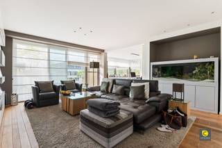 Instapklaar 3 slaapkamer appartement met ZW-terras in de Veldekens!Dit ruim en lichtrijk 3 slaapkamer appartement (144m²) met hoge afwerkingsgraad...