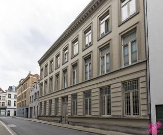 Super tof gelijkvloers duplex appartementje met hoge plafonds, op centrale, doch rustige ligging te Antwerpen centrum.Bezoeken aanvragen via:...