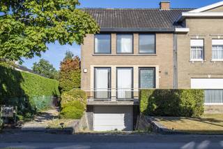 In de Roggelaan 54 in Kortrijk staat een ruim huis te koop dat uitblinkt in licht en ruimte. Deze gezinswoning biedt veel potentieel voor wie een huis wil kopen in Kortrijk en houdt van een vlotte bereikbaarheid.Indeling van het huis:* inkomhal met apart toilet * lichtrijke leefruimte met zicht op de tuin en vooraan een apart bureau (af te sluiten)* praktische aparte keuken aan zijkant van de living* vier slaapkamers op de verdieping (1 op heden dienstig als dressing)* op te frissen badkamer* volledig onderkelderd met veel bergruimte en mogelijkheden voor hobby of opslag *grote tuin achteraan, geschikt voor gezinnen die houden van buitenruimteMet wat aandacht en creativiteit laat je dit huis in Kortrijk opnieuw schitteren. Het vormt de ideale kans om de ruimtes te personaliseren en er een gezellige gezinswoning van te maken.De Roggelaan is bijzonder interessant voor wie waarde hecht aan mobiliteit: het ziekenhuis AZ Groeninge ligt vlakbij en de E17 en R8 zorgen voor een snelle verbinding richting Gent, Lille of de kust.Dit huis te koop in Kortrijk combineert licht, ruimte en een uitstekende ligging. Het is een unieke opportuniteit voor gezinnen die een huis willen kopen in Kortrijk en zoeken naar vastgoed met potentieel.Wil je een huis kopen in Kortrijk of ben je benieuwd naar ander immo in Kortrijk? Ontdek het volledige aanbod huizen te koop bij Dewaele en vind de woning die bij jou past.