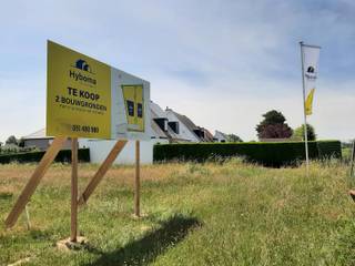 Ontdek dit ruime villaperceel van 738 m², gelegen in de residentiële wijk 't Rivierenhof in Maldegem. Hier geniet je van een ideale ligging op slechts vijf minuten van de markt, met een vlotte verbinding via de Expresweg naar zowel Antwerpen als Knokke.

De royale grootte van het perceel en de flexibele stedenbouwkundige voorschriften bieden je alle vrijheid om jouw droomvilla volledig op maat te realiseren. Hier bouwen we jouw nieuwe, energiezuinige woning ontworpen en gebouwd volgens jouw wensen, en dat tegen een vaste, transparante prijs.

Wil je dit unieke stuk bouwgrond zelf bekijken? Het perceel ligt recht tegenover 't Rivierenhof 58. Vraag nu ons gratis inspiratieboek aan: een waardevolle gids boordevol ideeën, plannen en tips op 250 pagina’s om jouw woondromen waar te maken!

Of contacteer Dominic en ontdek alle mogelijkheden!