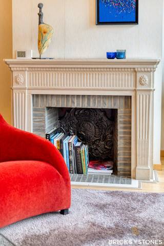 <p>Op een uitstekende locatie aan de Frankrijklei bevindt zich dit verzorgde appartement op de vierde verdieping van een statig gebouw. Dankzij de centrale ligging bevinden het historisch centrum, het Centraal Station, winkels, restaurants en openbaar vervoer zich op wandelafstand.<span></span></p>
<p>Via de ruime inkomhal met gastentoilet betreden we de bijzonder lichtrijke woon- en leefruimte aan de voorzijde van het appartement. De grote raampartijen zorgen voor een aangename lichtinval, terwijl de authentieke schoorsteenmantel en de parketvloer het karakter van de ruimte versterken.</p>
<p>Aansluitend bevindt zich de keuken, die in 2010 werd vernieuwd en uitgerust is met kwalitatieve Miele-toestellen, waaronder een keramische kookplaat, oven, koelkast, vaatwasser en microgolfoven. Via de keuken is er toegang tot het balkon met een praktische buitenberging.</p>
<p>De nachthal geeft toegang tot twee volwaardige slaapkamers van respectievelijk ca. 14 m² en 9 m². De badkamer, eveneens vernieuwd in 2010, beschikt over een douche in bad, een enkele wastafel en aansluitingen voor een wasmachine en droogkast.</p>
<p>Tot slot beschikt het appartement over een privatieve kelderberging.</p>
<p>Doorheen de jaren werd het appartement steeds met de grootste zorg onderhouden. De combinatie van een uitstekende ligging, karaktervolle elementen en kwalitatieve afwerking maakt dit appartement een interessante opportuniteit voor zowel eigen bewoning als investering.</p>