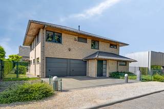 Deze woning is centraal gelegen in een doodlopende straat in het centrum van Ternat, dichtbij alle faciiteiten en verbindingswegen.De woning omvat op...