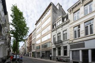 <p><span>Ontdek dit volledig gerenoveerde appartement op de vierde verdieping, ideaal gelegen op de grens tussen de levendige Brederodewijk en de karaktervolle Harmoniewijk. Een centrale locatie waar stadsleven, comfort en bereikbaarheid naadloos samenkomen.</span></p><p><span> </span></p><p><span>De lichtrijke leefruimte vormt het hart van het appartement en geniet van een aangename openheid dankzij de grote raampartijen. De open, volledig geïnstalleerde keuken sluit hier perfect op aan en creëert een moderne en praktische leefomgeving. Doorheen het hele appartement zorgt de volhouten eiken parketvloer voor een warme, tijdloze uitstraling.</span></p><p><span> </span></p><p><span>Het appartement beschikt over drie volwaardige slaapkamers, die flexibel kunnen worden ingericht als master bedroom, kinderkamer, bureau of dressing. De badkamer is volledig vernieuwd en afgewerkt in een hedendaagse, neutrale stijl met aandacht voor comfort en gebruiksgemak.</span></p><p><span> </span></p><p><span>Verder is er een praktische bijkeuken met aansluiting voor was- en droogmachine, wat zorgt voor extra functionele ruimte binnen het appartement. Een apart gastentoilet verhoogt het dagelijkse wooncomfort.</span></p><p><span> </span></p><p><span>Als bijkomende troef beschikt het appartement over een privatieve kelderberging, ideaal voor extra opslag.</span></p><p><span> </span></p><p><span>De ligging is bijzonder aantrekkelijk: op wandelafstand van de Theaterbuurt en ’t Zuid, waar u een ruim aanbod vindt aan restaurants, cultuur en winkels. Dankzij de vlotte verbinding via de Leien bent u bovendien snel in en rond de stad.</span></p><p><span> </span></p><p><span>Bijzonderheden</span></p><ul><li><span>Volledig gerenoveerd appartement</span></li><li><span>Energielabel B</span></li><li><span>Bijkeuken met aansluiting was- en droogmachine</span></li><li><span>Apart gastentoilet</span></li><li><span>Privatieve kelderberging</span></li><li><span>Centrale ligging nabij de Leien</span></li></ul><p><span> </span></p><p><span>Bent u op zoek naar een instapklaar appartement met ruimte en een uitstekende ligging in Antwerpen? Contacteer ons via <span>thomas.onzia@urbainvastgoed.be</span></span><span> of bel 03 501 97 16 voor meer informatie of een bezoek.</span></p><p><span> </span></p><p><span>Bodemattest en stedenbouwkundige inlichtingen in aanvraag.</span></p><p><span> </span></p>