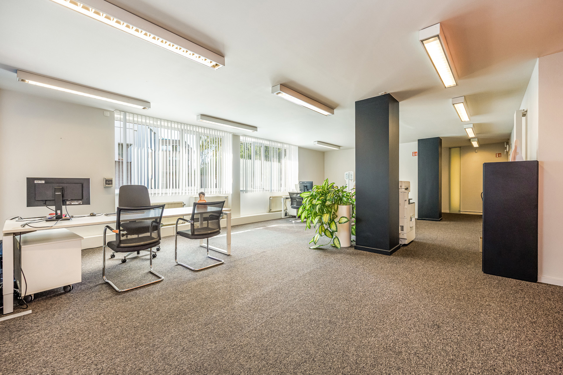 Ruim handelspand/investeringspand (ca194m²) met 3 autostaanplaatsen, gelegen langs de ring van Turnhout. - foto 4