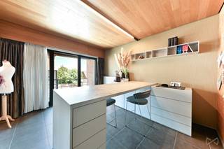 In het hart van Perk bevindt zich deze verrassend ruime woning met tal van mogelijkheden. Dankzij de centrale ligging geniet het pand van een uitstekende visibiliteit, ideaal voor wie wonen wil combineren met een zelfstandige activiteit, praktijk of handelszaak. De 30 km/u-zone zorgt bovendien voor een rustige woonomgeving en er is voldoende parkeergelegenheid in de directe omgeving.<br /><br />Achter de gevel schuilt een woning die blijft verrassen door haar omvang en doordachte indeling.<br /><br />Op het gelijkvloers bevinden zich een zeer ruime handels- of polyvalente ruimte, een keuken, bijkeuken, ruime berging/wasplaats, garage, extra opslagruimte of atelier en een gezellige tuinkamer met zicht op de tuin en het terras.<br /><br />De eerste verdieping omvat een lichtrijke leefruimte met eetkamer en woonkamer, een open bureauruimte, berging, twee slaapkamers en een badkamer.<br /><br />Op de zolderverdieping bevinden zich nog twee bijzonder ruime afgewerkte kamers die desgewenst verder kunnen worden opgedeeld.<br /><br />Met zonnepanelen en een EPC-score C is ook aan energiezuinigheid gedacht.<br /><br />Een ideale eigendom voor een groot gezin, een zelfstandige, kangoeroewonen of wie op zoek is naar uitzonderlijk veel ruimte en mogelijkheden. Een bezoek is de enige manier om de ware omvang van deze unieke woning te ervaren.