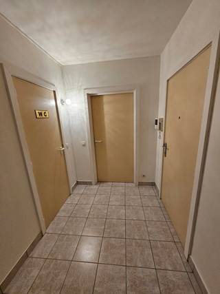 Appartement op tweede verdieping bestaande uit: inkomhal, leefruimte met open keuken, ruime berging, slaapkamer met aansluitend badkamer met bad en extra toilet, tweede slaapkamer met kleine douchekamer, gastentoilet. Slaapkamers en keuien volledig vernieuwd in 2025. EPC-label B. Kelderberging inbegrepen. Indien gewenst kan er parkeergarage bij gehuurd worden.