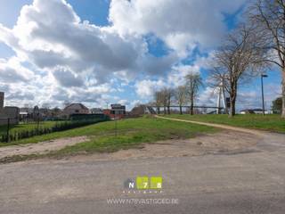 UNIEK GELEGEN BOUWPERCEEL MET EEN PRACHTIG UITZICHT OP DE ZUID-WILLEMSVAART OP 5A TE LANKLAAR. Troeven:- Prachtig wonen met uitzicht op de...