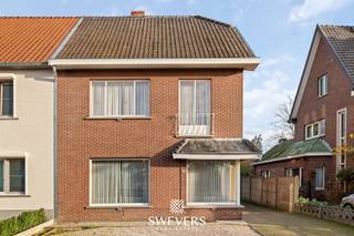 Interesse? Meer informatie op www.SWEVERS.be. - Deze halfopen bebouwing uit 1959 in de Zavelstraat 34 te Zonhoven biedt veel potentieel voor...