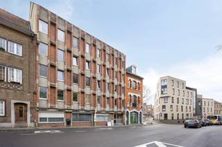 Ontdek deze gezellige, gelijkvloerse studio van 27 m², gelegen op een uitstekende locatie aan de Naamsestraat 171 in Leuven. Deze instapklare studio beschikt over een aparte badkamer met lavabo, toilet en douche en biedt alles wat nodig is voor comfortabel wonen. <br /><br />Momenteel is het pand verhuurd, wat het bijzonder interessant maakt als investering met onmiddellijk rendement, maar het is ook geschikt voor eigen bewoning op termijn. Dankzij de centrale ligging bevindt u zich op wandelafstand van winkels, openbaar vervoer en het levendige stadscentrum van Leuven. <br /><br />Interesse? Neem contact op met Thomas via +32 499 22 99 24 of thomas@sophimo.be.