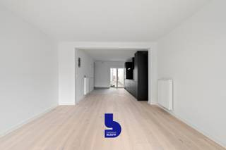 Ontdek dit prachtig gerenoveerde appartement in de charmante Londenstraat, op een toplocatie in Oostende. Op slechts enkele stappen van de gezellige Visserskaai en het strand geniet u hier van het beste wat de stad te bieden heeft: een centrale ligging gecombineerd met rust en comfort.<br /><br />Het gebouw werd volledig gerenoveerd en kreeg een tijdloze architectuur. Ook het appartement zelf werd volledig gestript en opnieuw opgebouwd met kwalitatieve materialen en een oog voor detail.<br /><br />Bij het binnenkomen valt meteen de ruime en lichtrijke woonkamer op. Dankzij de grote raampartijen baadt de leefruimte in natuurlijk licht en vloeit ze naadloos over in de strakke, volledig uitgeruste keuken. Deze keuken beschikt onder andere over een spoeltafel, keramisch fornuis, koelkast, diepvriezer, oven, vaatwasser en dampkap. Aansluitend kom je op de aangename privatieve koer van dit appartement, uitzonderlijk in het stadscentrum van Oostende! <br /><br />Het volledige appartement werd afgewerkt met stijlvolle parketvloeren, wat zorgt voor een warme en elegante uitstraling.<br /><br />Via de gang komen we in het slaapgedeelte met een berging, 2 slaapkamers en een badkamer met douche, lavabo met meubel, handdoekdroger.<br /><br />Dankzij de rustige ligging vlak bij het stadscentrum is dit appartement bijzonder aantrekkelijk voor vaste bewoners, investeerders én tweede verblijvers die willen genieten van alles wat Oostende te bieden heeft: zee, strand, gastronomie en een bruisende sfeer.<br /><br />Een instapklaar appartement op een toplocatie aan zee, een unieke kans!<br />EPC 'A', asbestvrij en blanco keuring van elektrische installaties. 